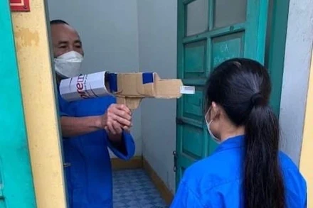 Đối tượng Quyến thực nghiệm lại hành vi bắn Chị H.T.T (Ảnh Công an Quảng Ninh cung cấp)