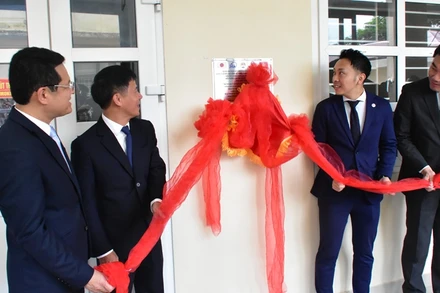 Cắt băng khánh thành dự án. (Ảnh: Báo Thừa Thiên Huế)