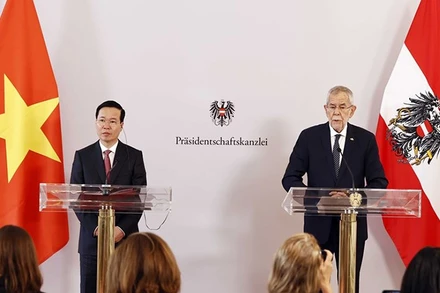 Sau hội đàm, Chủ tịch nước Võ Văn Thưởng và Tổng thống Cộng hòa Áo Alexander Van der Bellen gặp gỡ báo chí. (Ảnh: TTXVN)