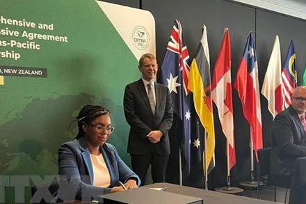 Bộ trưởng Kinh doanh và Thương mại Anh Kemi Badenoch ký nghị định thư tham gia Hiệp định Đối tác Toàn diện và Tiến bộ xuyên Thái Bình Dương (CPTPP) tại cuộc họp ở Auckland, New Zealand ngày 16/7/2023. (Ảnh: RNZ/TTXVN)