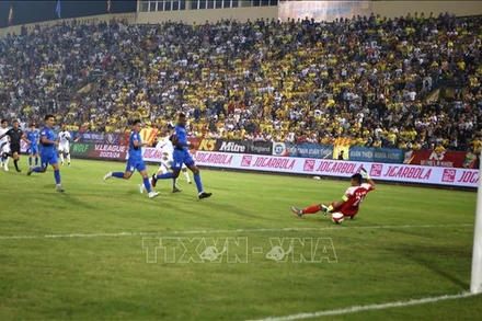 Pha tranh bóng giữa Thép Xanh Nam Ðịnh và Quảng Nam. (Ảnh: TTXVN)