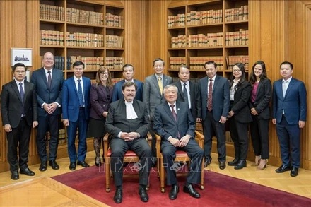 Chánh án Tòa án nhân dân tối cao Nguyễn Hòa Bình và Chánh án Tòa án tối cao Canada Richard Wagner cùng thành viên hai đoàn chụp ảnh lưu niệm. (Ảnh: TTXVN)