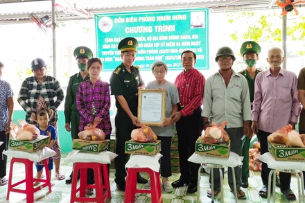 Trao quà cho người có hoàn cảnh khó khăn. (Ảnh: Báo Dân tộc và phát triển)