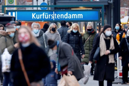 Người dân Đức trên đường phố. (Ảnh: Reuters)