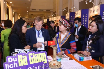 Các đại biểu tham quan khu trưng bày, giới thiệu các địa phương của Việt Nam. (Ảnh: TTXVN)