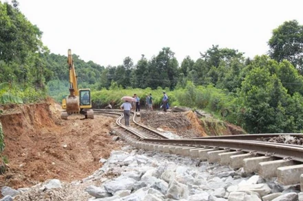 Công ty Cổ phần Đường sắt Yên Lào, Lào Cai đang huy động nhân lực tiếp tục thực hiện các hạng mục gia cố nền đường. (Ảnh: Báo Quân đội nhân dân)