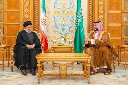 Thái tử Saudi Arabia Mohammed bin Salman và Tổng thống Iran Ebrahim Raisi đã có cuộc gặp đầu tiên kể từ khi hai nước đạt được thỏa thuận khôi phục quan hệ vào tháng 3 vừa qua. (Ảnh: Reuters)