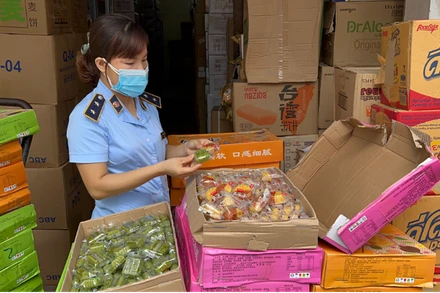 Lực lượng quản lý thị trường phát hiện cửa hàng bánh kẹo Dũng Hải nhập gần 11.000 chiếc bánh trung thu trôi nổi về bán kiếm lời. (Ảnh: Báo Quân đội nhân dân)