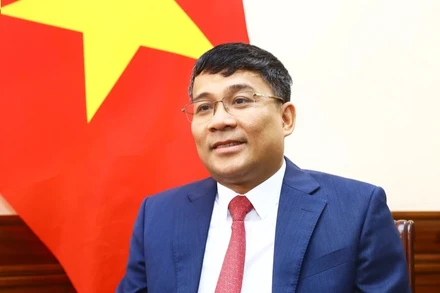 Thứ trưởng Thường trực Bộ Ngoại giao Nguyễn Minh Vũ trả lời phỏng vấn các cơ quan thông tấn, báo chí. (Ảnh: Lâm Khánh/TTXVN)