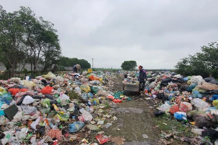 Khu tập trung rác thải gây ô nhiễm môi trường ở xã Đông Á, huyện Đông Hưng (tỉnh Thái Bình).