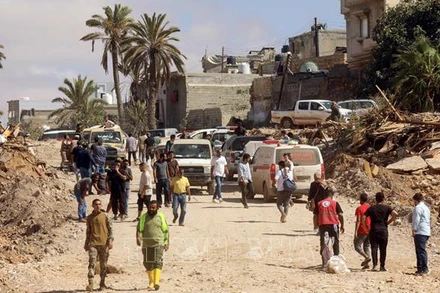 Người dân di dời khỏi khu vực đổ nát do lũ quét, gây ra bởi cơn bão Daniel, ở thành phố miền Đông Derna, Libya ngày 14/9/2023. (Ảnh: AFP/TTXVN)