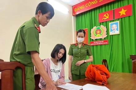 Ngọc Trinh tại cơ quan công an. (Ảnh: Cổng thông tin Chính phủ)