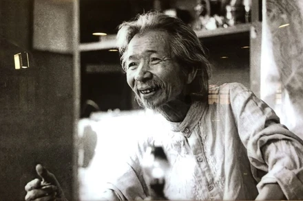 Nhạc sĩ Văn Cao qua ống kính của nghệ sĩ nhiếp ảnh Nguyễn Đình Toán. (Ảnh: Báo Quân đội nhân dân)