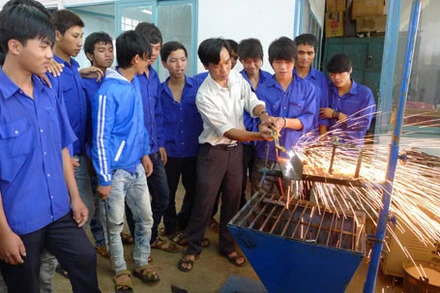 Sau thu hồi đất, việc học nghề là rất cần thiết nhằm giúp người nông dân ổn định cuộc sống. (Ảnh: Báo Hà Nội mới)