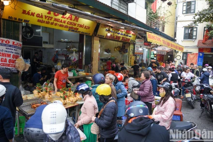 [Ảnh] "Gà ngậm hoa hồng" đắt khách trong ngày ông Công, ông Táo