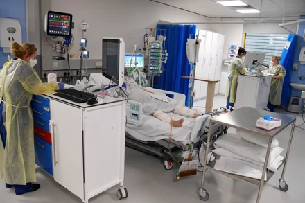 Các y tá điều trị cho bệnh nhân tại Bệnh viện Đại học Milton Keynes, Anh, ngày 20/1/2021. (Ảnh: REUTERS)