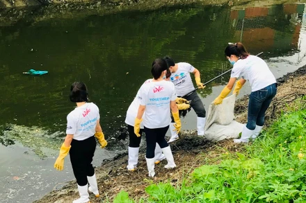 Làm sạch nguồn nước để bảo vệ tài nguyên nước. (Ảnh: Tài nguyên và Môi trường)