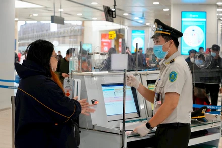 Hành khách làm thủ tục hàng không tại sân bay Nội Bài. (Ảnh: Báo Hà Nội mới)