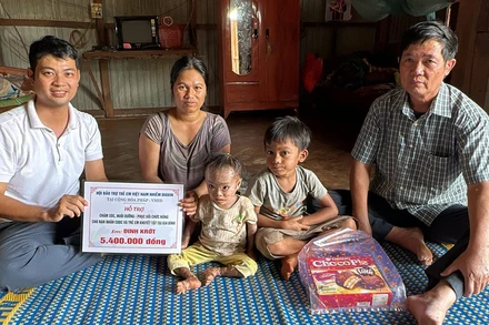 Ảnh minh họa: Tặng quà cho gia đình nạn nhân da cam. (Ảnh: Cổng thông tin điện tử tỉnh Gia Lai)