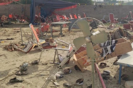 Hiện trường vụ đánh bom tự sát ở Pakistan. (Ảnh: Reuters)