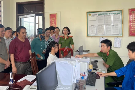 Công an huyện Thanh Liêm (Hà Nam) kiểm tra công tác kích hoạt tài khoản định danh điện tử. 
