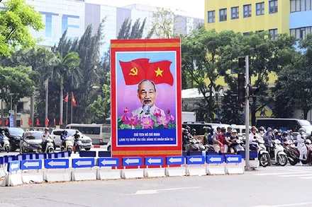 [Video] Hà Nội rực rỡ cờ hoa kỷ niệm 135 năm Ngày sinh Chủ tịch Hồ Chí Minh