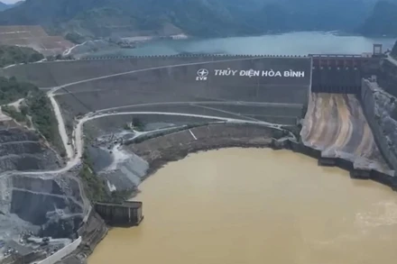 [Video] Hoàn thành hạ đặt thiết bị siêu trọng tại Thủy điện Hòa Bình mở rộng