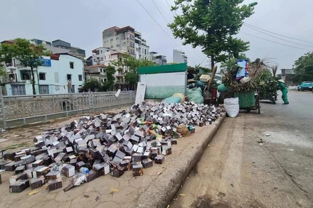 [Video] Hà Nội: Phát hiện hàng nghìn hộp thực phẩm chức năng bị vứt bỏ trên vỉa hè 