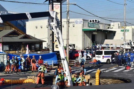 Lực lượng cứu hộ giải cứu tài xế xe tải bị mắc kẹt trong hố tử thần ở thành phố Yashio, Nhật Bản ngày 28/1/2025. (Ảnh: Kyodo/TTXVN)
