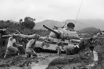 Dân quân địa phương tham gia chống lầy, mở đường cho xe tăng quân giải phóng xuất kích trong Chiến dịch Tây Nguyên năm 1975. (Ảnh: TTXVN)
