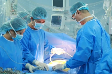 Các bác sĩ thuộc Bệnh viện Trung ương Quân đội 108 thực hiện ca lấy tạng. 