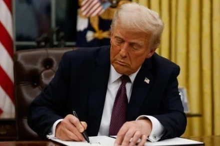 Tổng thống Mỹ Donald Trump ký một sắc lệnh tại Nhà Trắng. (Ảnh: Getty Images/TTXVN)