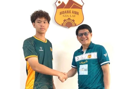 Thủ môn Việt kiều Thái Lan Chaloongphum Phong cùng đại diện Hoàng Anh Gia Lai. (Ảnh: HAGL FC)