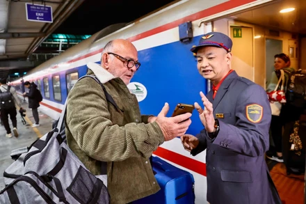 Nhằm phục vụ nhu cầu đi lại của người dân tăng cao dịp nghỉ lễ 30/4-1/5 lên tới 5 ngày, ngành đường sắt đã mở bán vé dịp này từ nay đến 4/5.