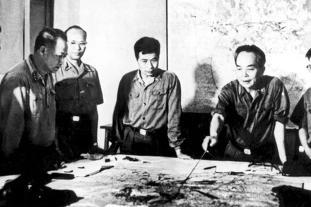 Đại tướng Võ Nguyên Giáp cùng các đồng chí trong Quân ủy Trung ương duyệt phương án tác chiến Chiến dịch Hồ Chí Minh (Hà Nội, tháng 4/1975). (Ảnh: TTXVN)