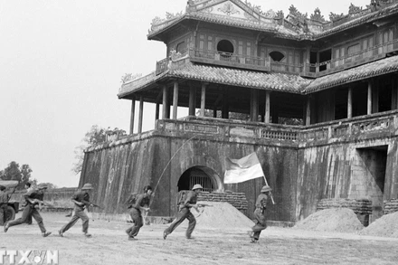 Quân Giải phóng tiến vào cửa Ngọ Môn (Huế) sáng 26/3/1975. (Ảnh: TTXVN)