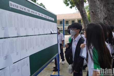 Học sinh Thành phố Hồ Chí Minh làm thủ tục thi tốt nghiệp trung học phổ thông năm 2024. (Ảnh: THẾ ANH)