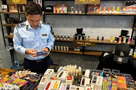 Lực lượng Quản lý thị trường thành phố Hà Nội xử lý vi phạm liên quan đến hoạt động kinh doanh thuốc lá điện tử tại một cửa hàng trên địa bàn. (Ảnh: TRUNG KHÚC)