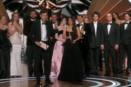 Êkíp phim "Anora" lên nhận giải. (Nguồn: ABC/TTXVN)