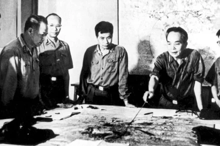Đại tướng Võ Nguyên Giáp cùng các đồng chí trong Quân ủy Trung ương duyệt phương án tác chiến Chiến dịch Hồ Chí Minh (Hà Nội, 4/1975). (Ảnh: TTXVN)