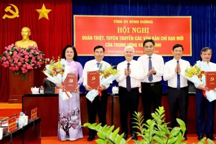 Lãnh đạo tỉnh Bình Dương trao quyết định và tặng hoa chúc mừng các đồng chí được chuẩn y, phê chuẩn.