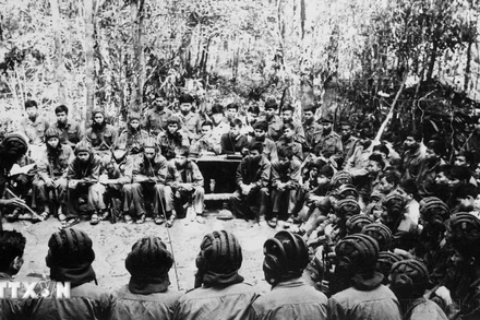 Bộ đội thiết giáp, quân giải phóng thảo luận phương án đánh vào căn cứ Đắc Pét (Kon Tum), năm 1975. (Ảnh: Hà Mùi/TTXVN)