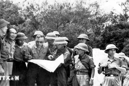 Đại tướng Chu Huy Mân, Tư lệnh Quân khu 5 (thứ 4, đeo kính) chỉ huy các mũi tiến công vào thành phố Đà Nẵng. (Ảnh: TTXVN)