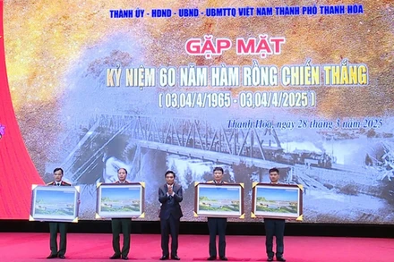 Lãnh đạo tỉnh Thanh Hóa trao tặng ảnh lưu niệm cho các đơn vị từng chiến đấu, phục vụ chiến đấu bảo vệ cầu Hàm Rồng.
