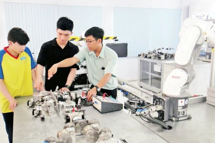 Đào tạo nguồn nhân lực ngành tự động hóa tại Trung tâm đào tạo Khu Công nghệ cao Thành phố Hồ Chí Minh. (Ảnh: DUY KHÁNH)