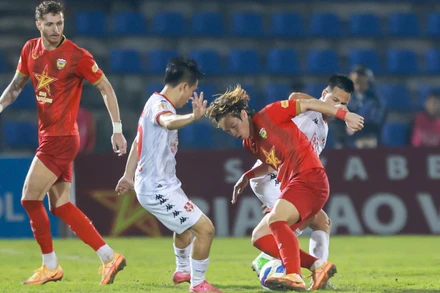 Viktor Lê (áo đỏ, bên phải) là mẫu tiền vệ trung tâm mà đội tuyển Việt Nam đang cần. (Ảnh: SƠN TÙNG)