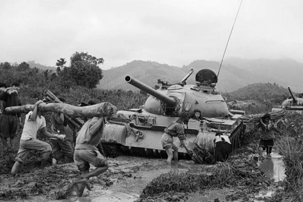 Dân quân địa phương tham gia chống lầy, mở đường cho xe tăng quân giải phóng xuất kích trong Chiến dịch Tây Nguyên năm 1975. (Ảnh: TTXVN)