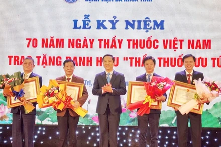 Bốn bác sĩ của Bệnh viện đa khoa Quảng Trị vừa vinh dự nhận danh hiệu “Thầy thuốc ưu tú” được Chủ tịch nước tặng.