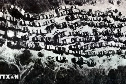 Xe quân sự của ngụy dồn ứ trên Đường 7 khi chúng tháo chạy khỏi Tây Nguyên. (Ảnh: Tư liệu TTXVN)