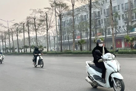 Khu vực Hà Nội sáng sớm có sương mù nhẹ, trời rét.